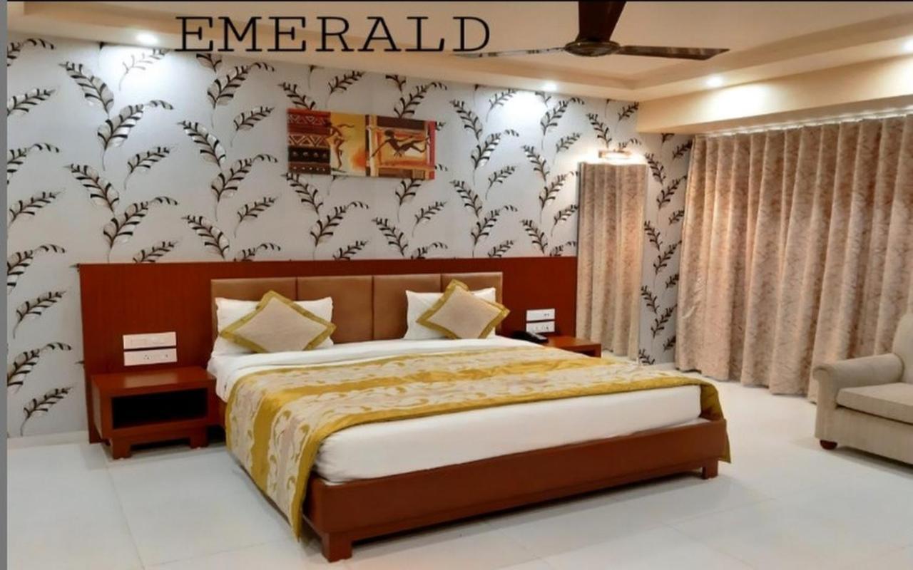 The Emerald Club ,Rajkot Exterior foto